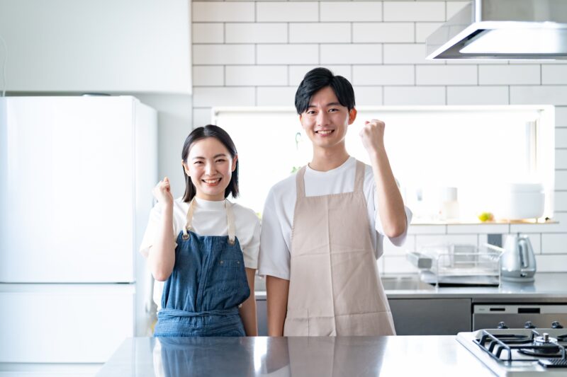 マンツーマン料理教室の講師と生徒。ガッツポーズ