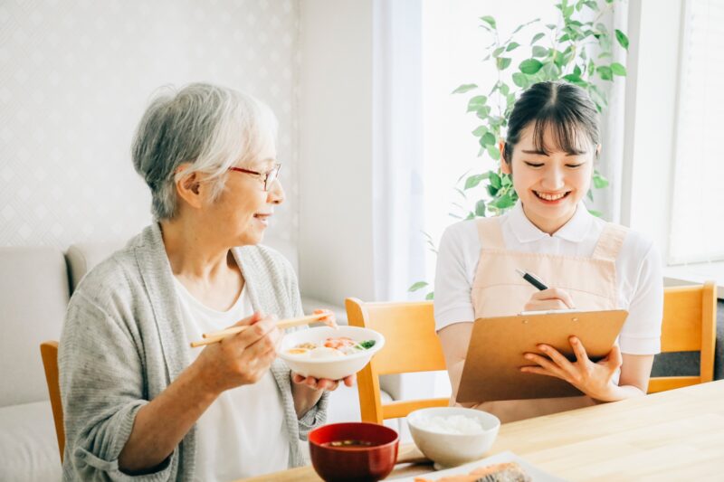 高齢者に食事指導をする女性