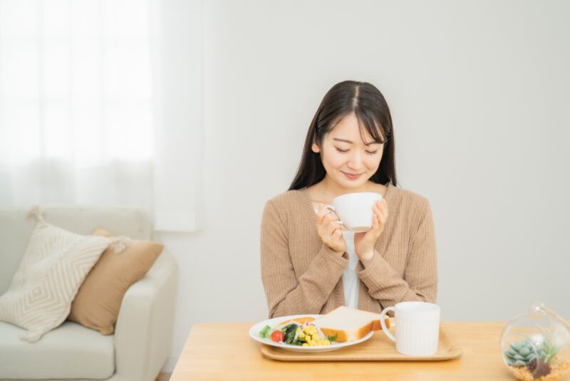 宅食を食べる前に珈琲を飲む人。