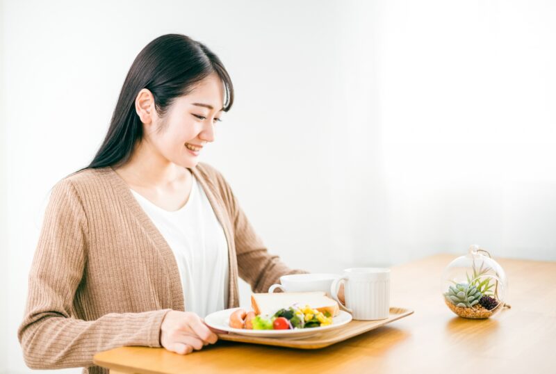 自宅で宅食を食べる人