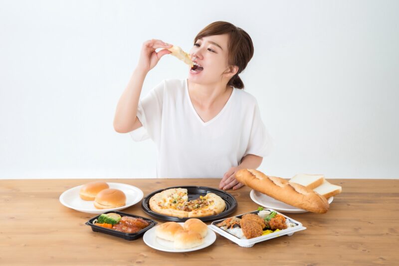 食べ過ぎる女性