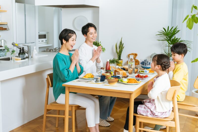 笑顔で食卓を囲む家族