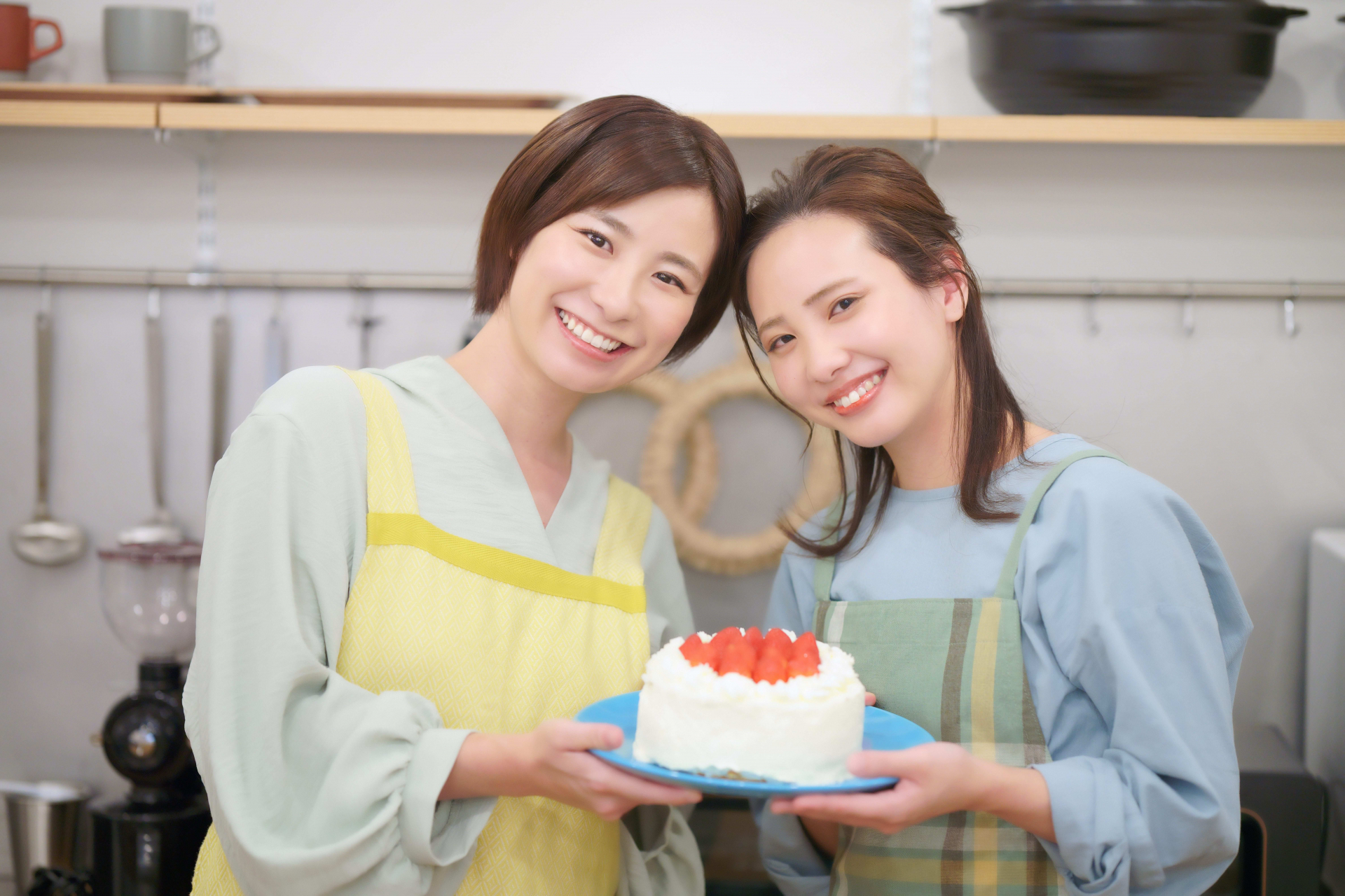 マンツーマン料理教室でほほ笑む生徒と講師