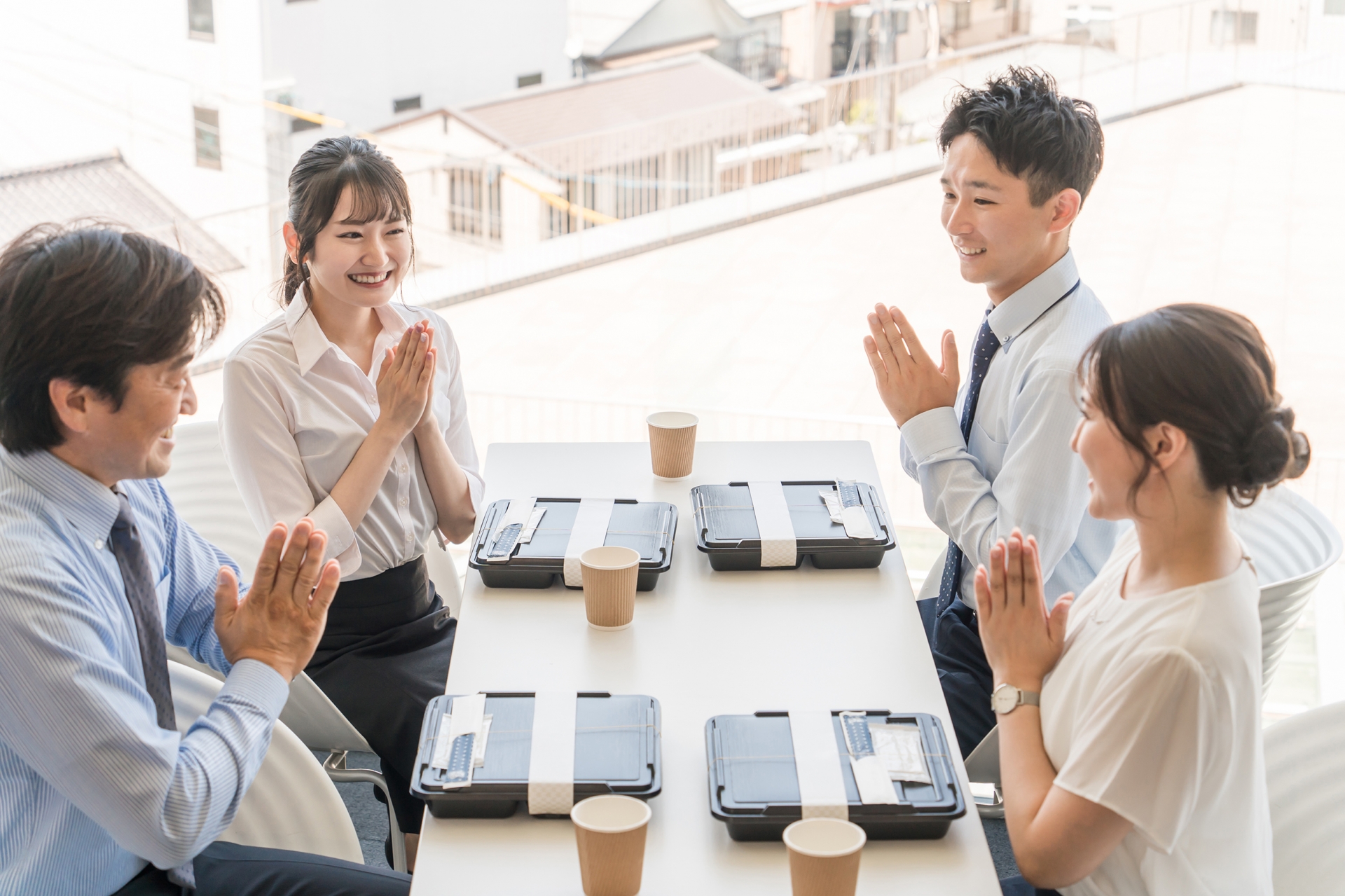 宅配食を友人仲間と食べる人